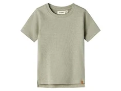 lil' atelier top i støvet grøn med rund hals og korte ærmer, set forfra