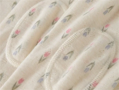 Name it leggings i merinould råhvid med blomster og knælapper closeup