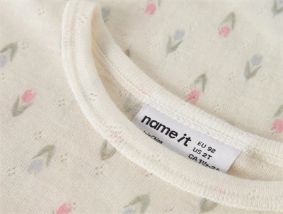 Name it bluse i merinould råhvid med blomsterprint closeup ved hals