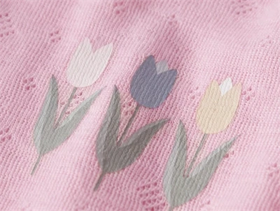 Name it bluse i merinould rosa med blomsterprint closeup ved print