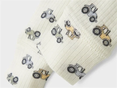 Name it leggings i merinould råhvid med traktorer closeup ved stof