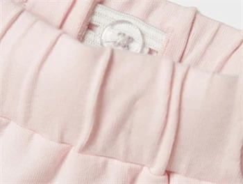 Nærbillede af justerbar elastik i taljen på lyserøde shorts