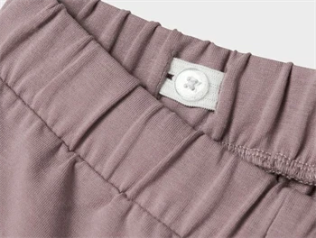 Lilla sweatpants fra Name It med Paw Patrol print og glittertekst Nærbillede af justerbar elastik i taljen på lilla sweatpants