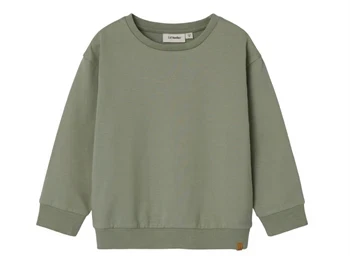Sweatshirt fra Lil' Atelier i seagrass med rund hals og ribkant