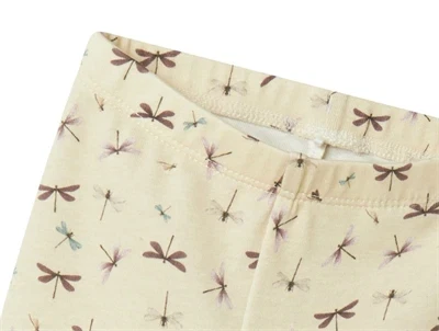 Detaljebillede af guldsmedeprint og talje på Name It leggings i summer sand