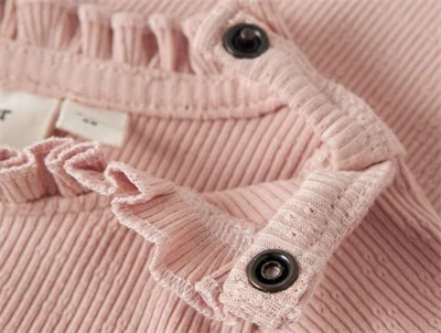 Lil\' Atelier body i blød økologisk bomuld med flæsekant