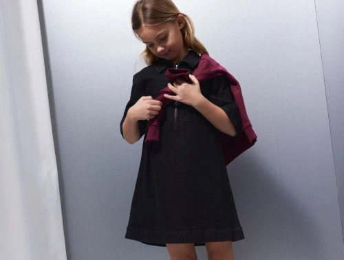 Pige iført Name It denimkjole dark grey med lynlås