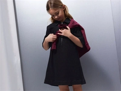 Pige iført Name It denimkjole dark grey med lynlås