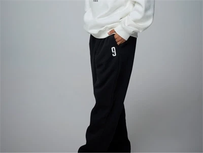 Dreng iført Name It sweatbukser sort loose fit