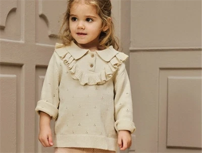 Lil’ Atelier strikpolo turtledove med flæse