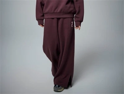 Pige iført Name It sweatbukser sassafras med brede ben