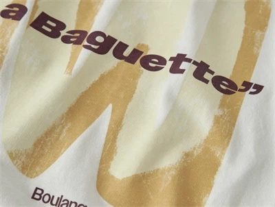 Detalje af La Baguette print på Name It t-shirt