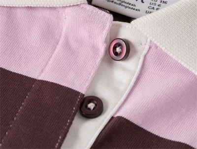 Detalje af knaplukning på Name It stribet poloshirt nosegay