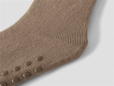 Lil\' Atelier MINI sokker i sepia tint med skridsikre dutter