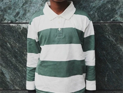 Name It polo bluse i råhvid og grøn med brede striber