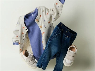 Name It cardigan i beige nuance med små blomsterName It cardigan i beige nuance med små blomster