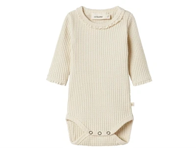 Lil' Atelier BABY body i turtledove med flæsekant