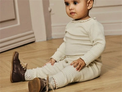 Lil\' Atelier BABY body i turtledove med flæsekant