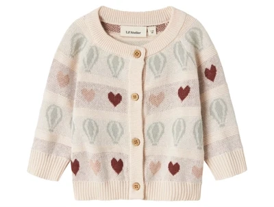 Råhvid baby cardigan fra Lil' Atelier med mønster af hjerter og balloner