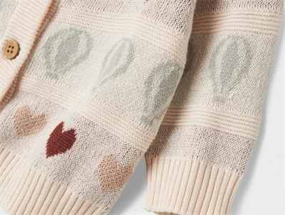 Råhvid baby cardigan fra Lil\' Atelier med mønster af hjerter og balloner
