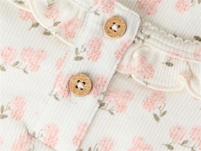 Lil\' Atelier bluse i råhvid nuance med flæsedetalje ved hals og knaplukning bagtil