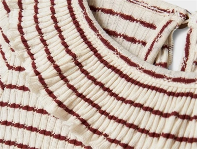 Detalje af Lil\' Atelier MINI top i stribet hot chocolate med flæsekant