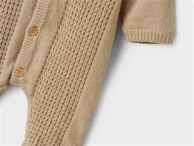 Ærmedetalje på Name It strikket køredragt island fossil