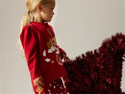 Barn i rød Paw Patrol pyjamas fra Name It med juleprint