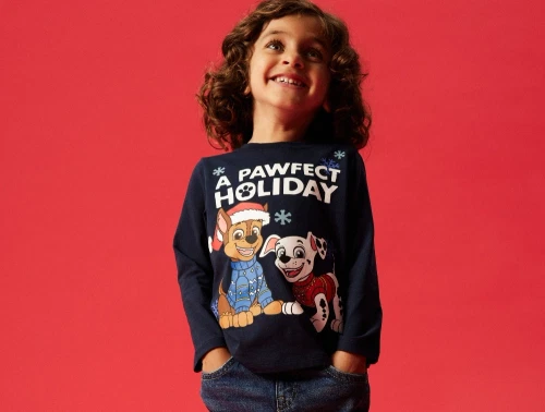 Barn i blå Paw Patrol bluse fra Name It med julemotiv