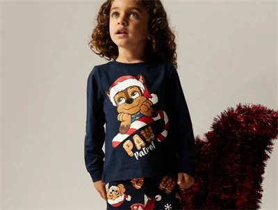 Barn i blå Paw Patrol pyjamas fra Name It med juleprint
