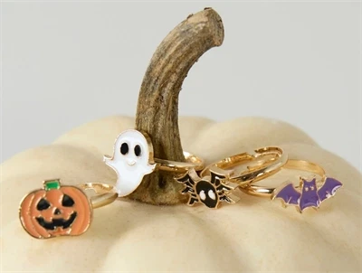 Name It halloween ringe i guld på et hvidt græskar