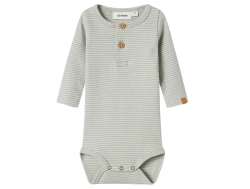 Lil\' Atelier BABY body i lysegrøn nuance med striber og træknapper