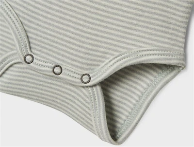 Lil\' Atelier BABY body i lysegrøn nuance med striber og træknapper