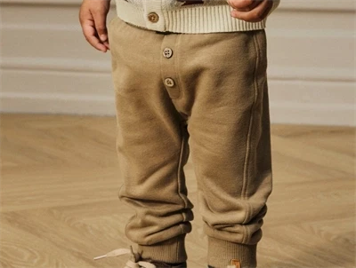 Lil' Atelier BABY bukser i beige nuance med knapper og ribkanter