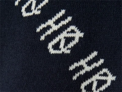 Detaljer af juleprint på navy julesweater fra Name It