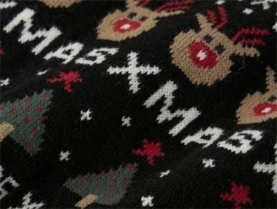 Detaljeret mønster af rensdyr og juletræer på sort Name It julesweater