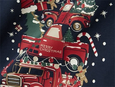 Detalje af julelastbil print på blå bluse fra Name It