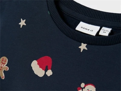 Detalje af juleprint på navy sweatshirt fra Name It