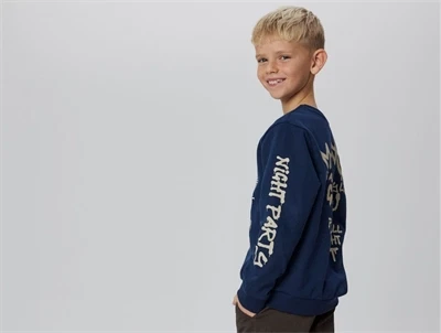 Dreng iført Name It sweatshirt i navy blazer med julemand print