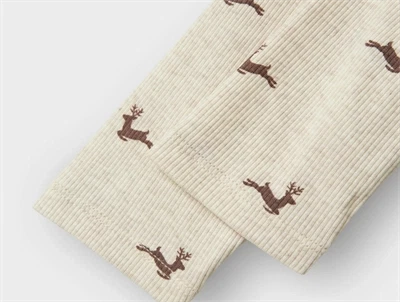 Detalje af ribstruktur på leggings fra Name It med rensdyr print