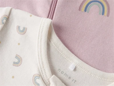 Name It natdragt 2-pak jet stream og burnished lilac med regnbueprint