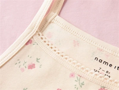 Name It undertrøje detalje af blomsterprint i råhvid nuance