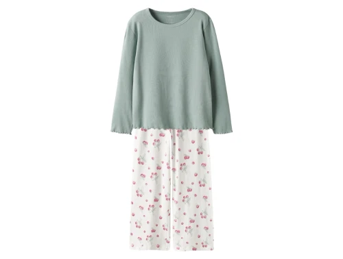 Name It nattøj i råhvid nuance med kirsebærprint og grøn bluse