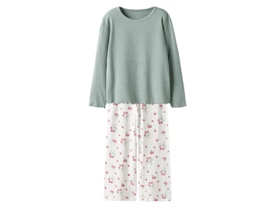 Name It nattøj i råhvid nuance med kirsebærprint og grøn bluse