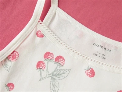 Name It undertrøje detalje af hindbærprint i råhvid nuance