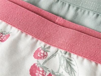 Detaljebillede af Name It hipsters i råhvid nuance med hindbærprint