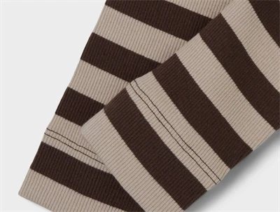 nærbillede af ribstruktur på leggings med brune og beige striber fra Name It