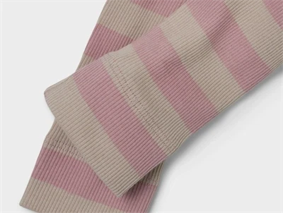 nærbillede af ribstruktur på leggings med rosa og beige striber fra Name It