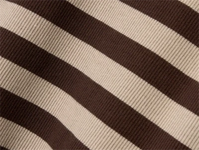 nærbillede af ribstruktur på top med brune og beige striber fra Name It