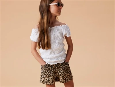 Name It shorts leopard print på model